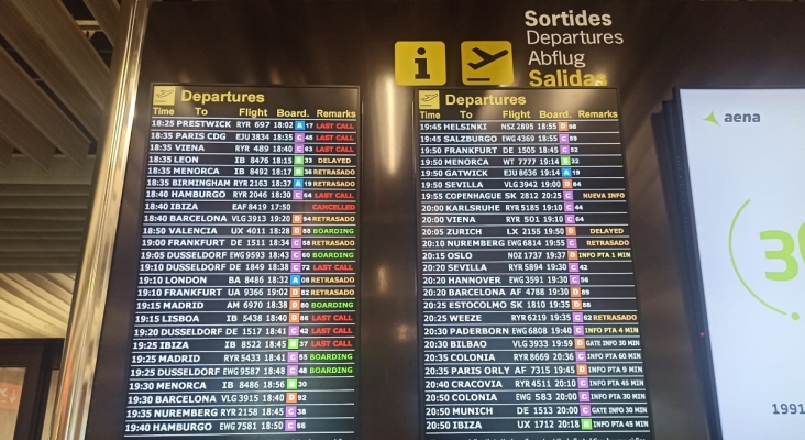panel con informacion de vuelos en aeropuerto de mallorca foto tourinews 4 732x400
